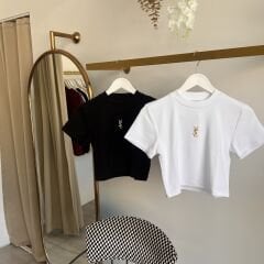YSL METAL AKSESUAR DETALI CROP TİŞÖRT