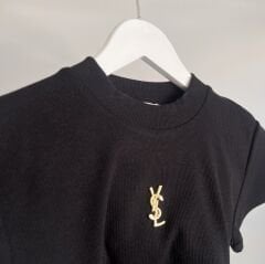 YSL METAL AKSESUAR DETALI CROP TİŞÖRT