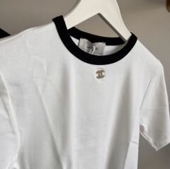 CH*NEL METAL TAŞLI AKSESUAR DETAYLI CROP TİŞÖRT