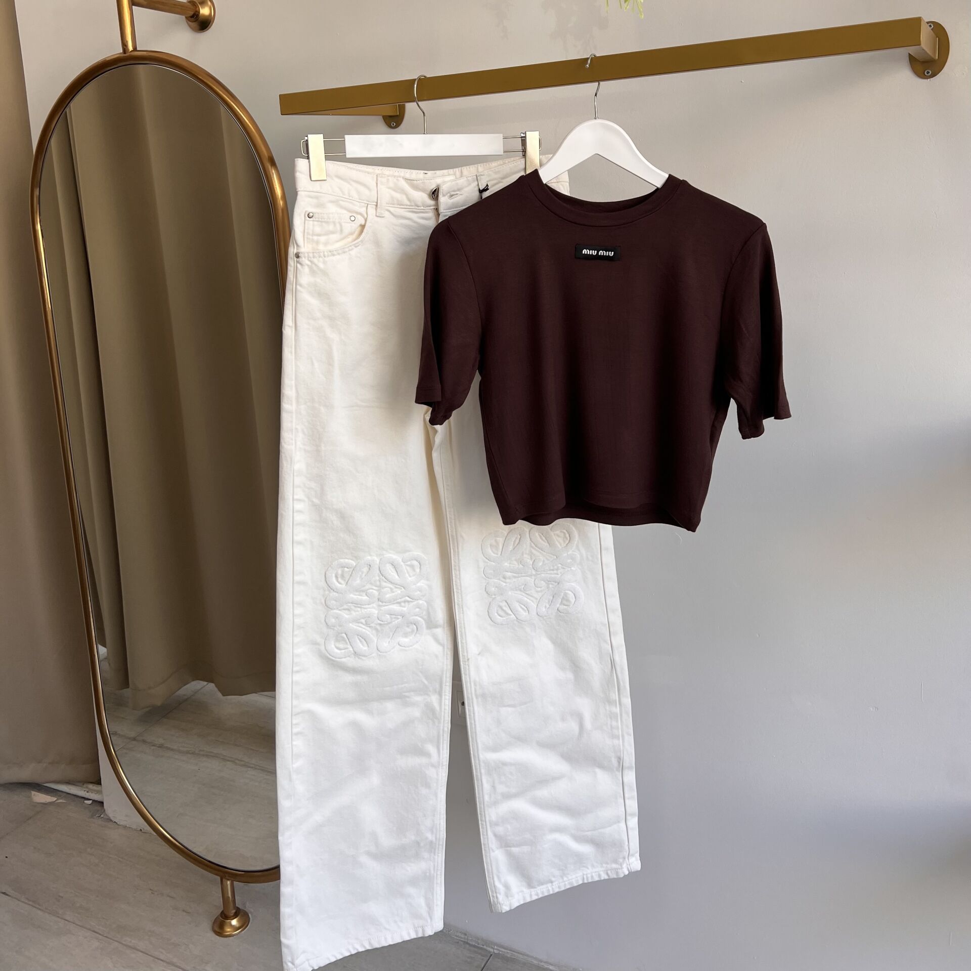 MIU ETİKET DETAYLI KAHVERENGİ CROP TİŞÖRT