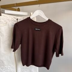 MIU ETİKET DETAYLI KAHVERENGİ CROP TİŞÖRT