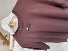 MIU ETİKET DETAYLI KAHVERENGİ CROP TİŞÖRT