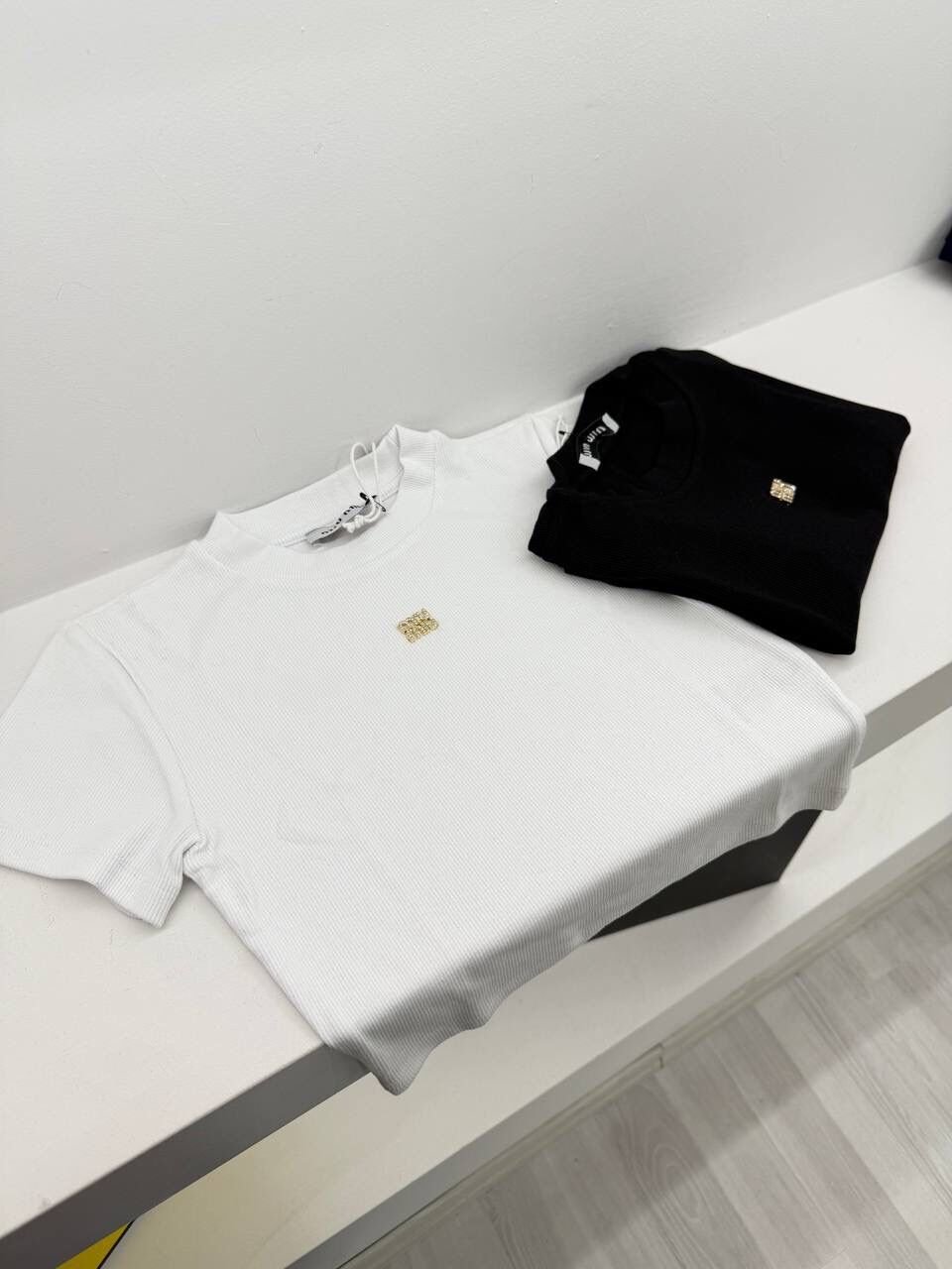 MIU METAL TAŞLI LOGO DETAYLI CROP TİŞÖRT