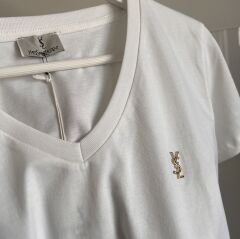 YSL V YAKA METAL AKSESUAR DETAYLI TİŞÖRT