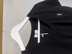 YSL V YAKA METAL AKSESUAR DETAYLI TİŞÖRT