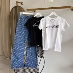 LV NAKIŞ LOGO VE METAL ZİNCİR DETAYLI T-SHIRT