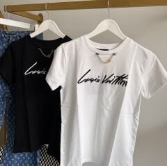 LV NAKIŞ LOGO VE METAL ZİNCİR DETAYLI T-SHIRT