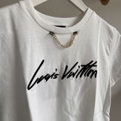 LV NAKIŞ LOGO VE METAL ZİNCİR DETAYLI T-SHIRT