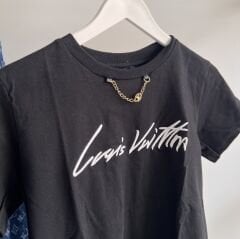 LV NAKIŞ LOGO VE METAL ZİNCİR DETAYLI T-SHIRT