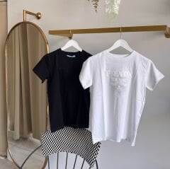 Pr*da KABARTMALI NAKIŞ LOGO DETAYLI T-SHIRT