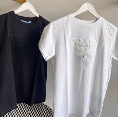 Pr*da KABARTMALI NAKIŞ LOGO DETAYLI T-SHIRT