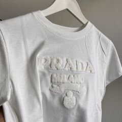 Pr*da KABARTMALI NAKIŞ LOGO DETAYLI T-SHIRT