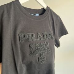 Pr*da KABARTMALI NAKIŞ LOGO DETAYLI T-SHIRT