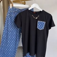 LV LOGO CEP ZİNCİR DETAYLI BEYAZ SİYAH T-SHIRT