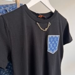 LV LOGO CEP ZİNCİR DETAYLI BEYAZ SİYAH T-SHIRT